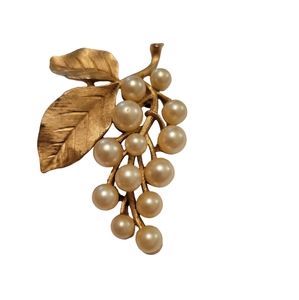 VNT Jewelry Midcentury Crown Trifari Grape Cluster Faux Ivory Pearl Gold Brooch